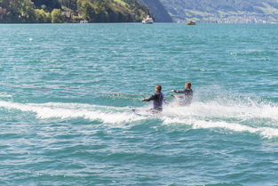 爱游戏平台-“快艇冲浪：东三叉湖赛场极速角逐，掀起水上运动的新浪潮”