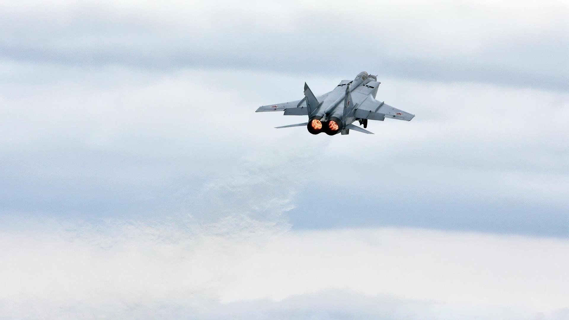 “沙滩排球：高新体育中心赛场激情四溢，冠军争夺激烈”