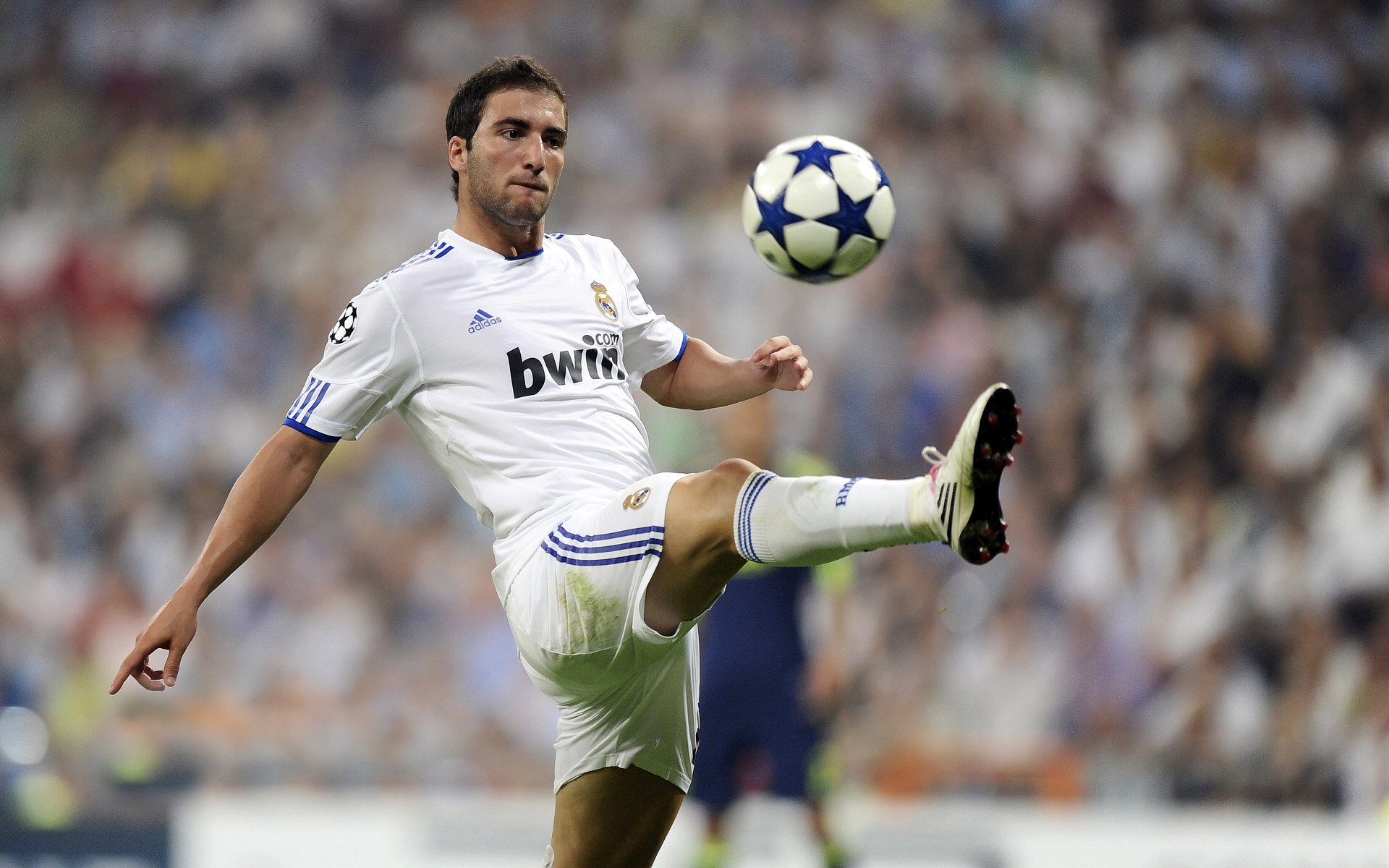 弗拉门戈中场调度精准,进攻转换流畅,弗拉门戈对竞技俱乐部